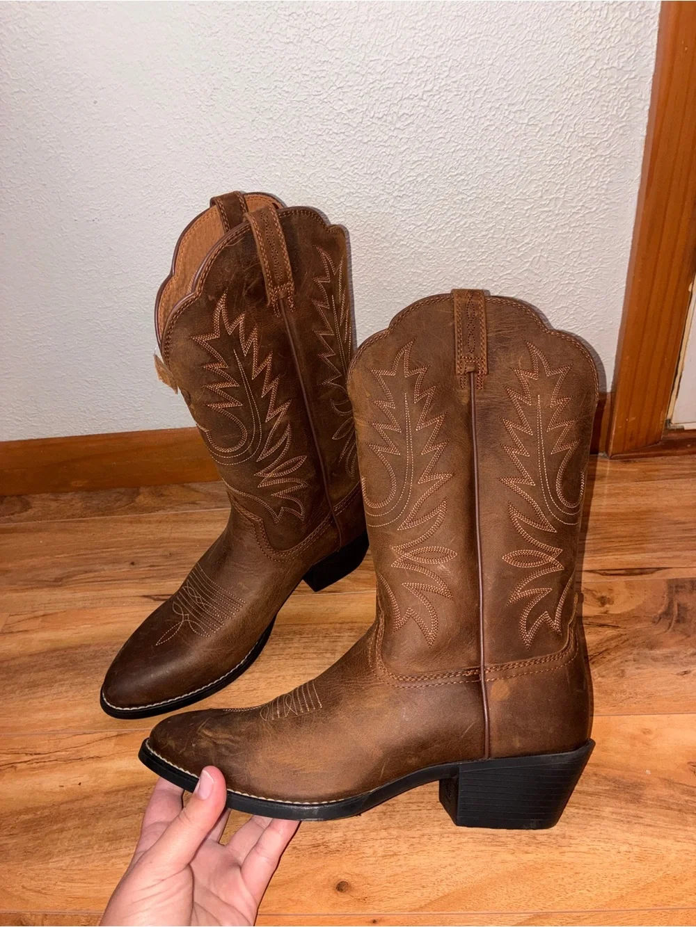 Ariat Women’s Heritage Round Toe Western Cowboy/Cowgirl Boots- size 8 C